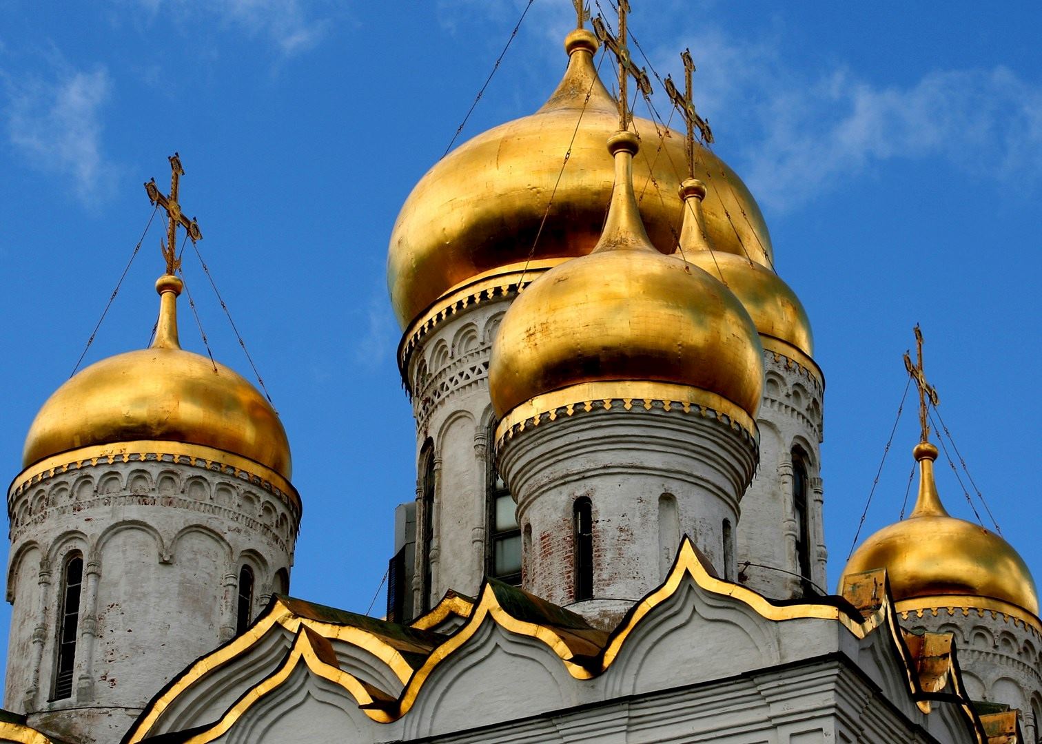 Песни золотом покрыты купола. Купола Архангельского собора. Купола Успенского собора в Москве.