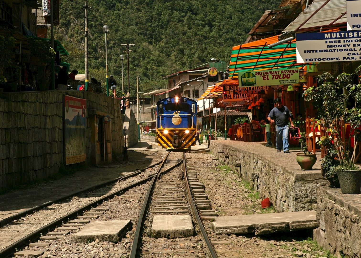 The train entering Aguas Calientes