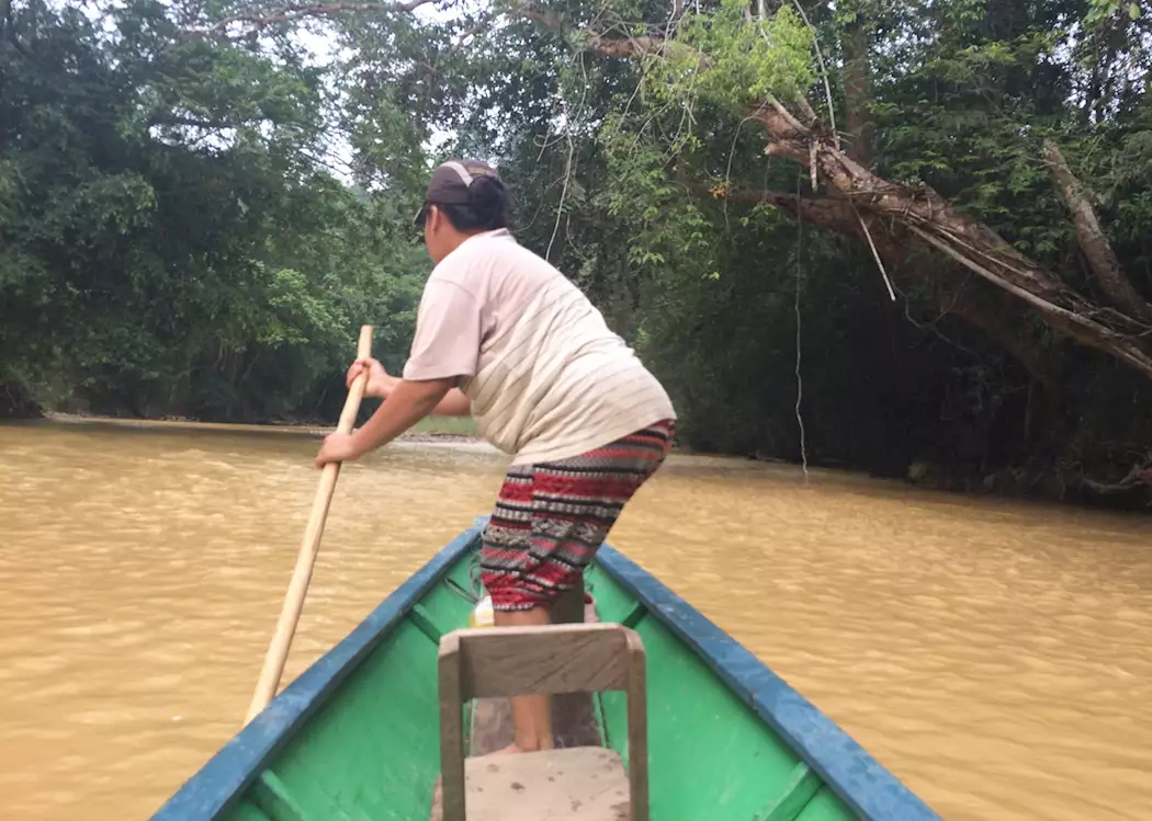 Punting through the shallows on the Lemanak River