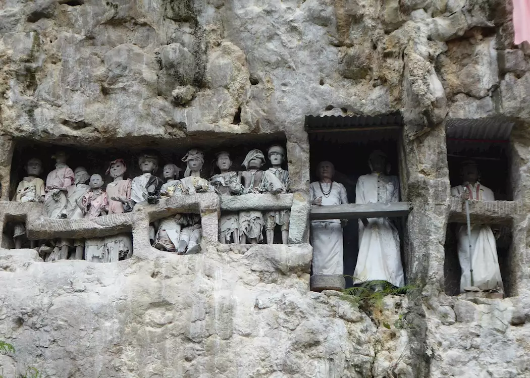 Tau-taus at the cliff burial site of Suaya