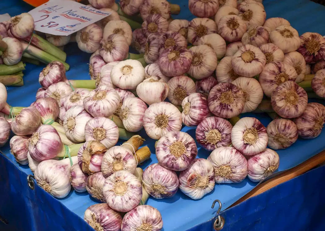 Garlic for sale, Dordogne