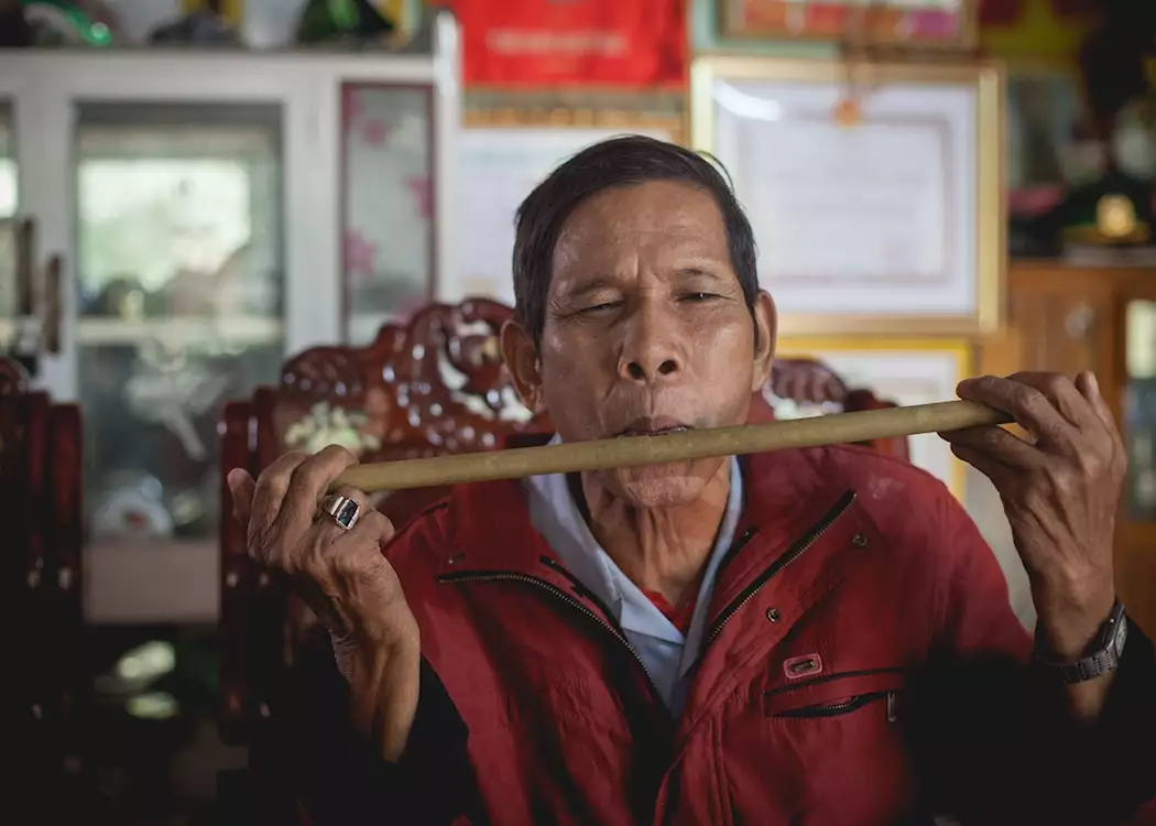 War veteran playing bamboo instruments in Bho Hoong