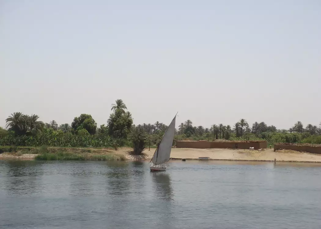 Felucca sailing the Nile, Awan