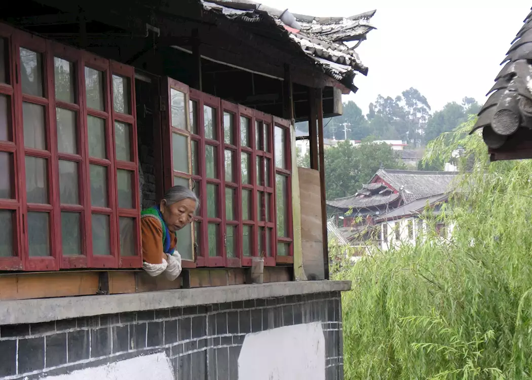 Watching the world go by, Lijiang old town