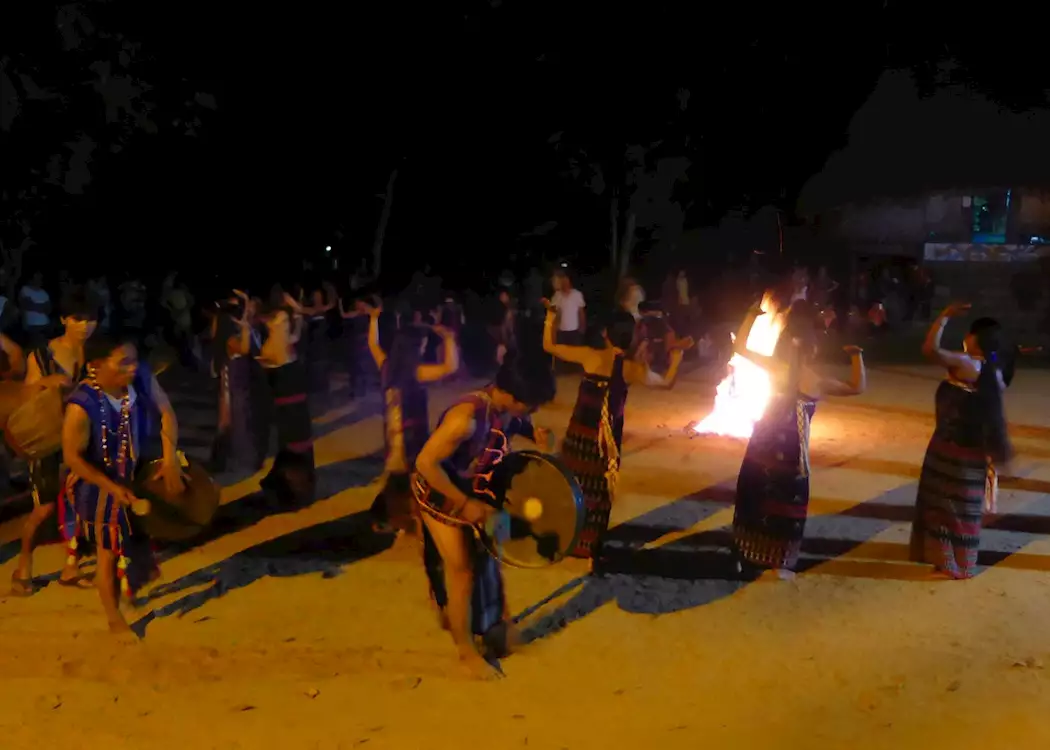 Traditional dance, Bho Hoong