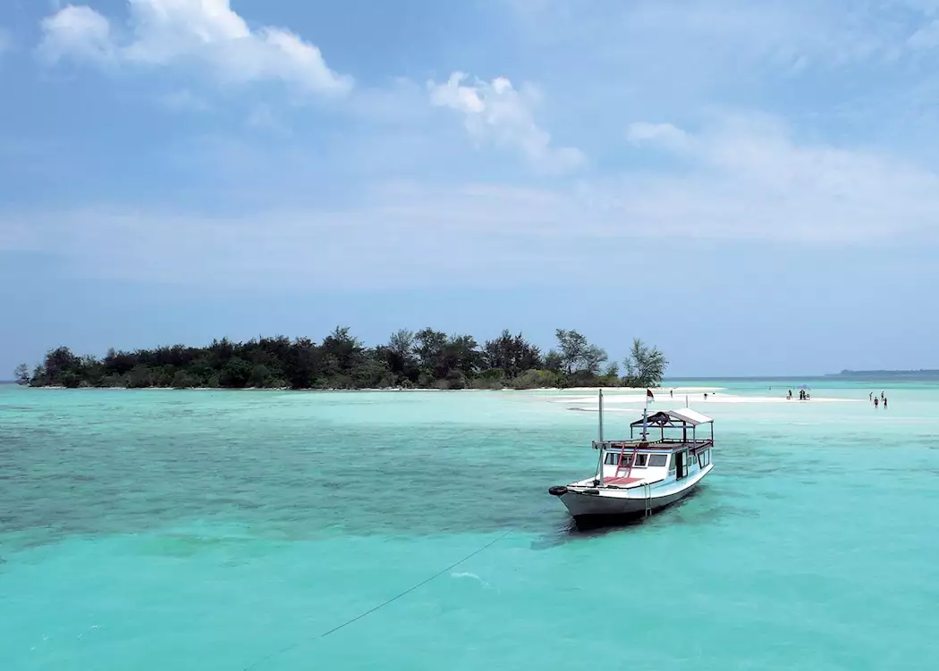 Pulau Menyawakan, Indonesia