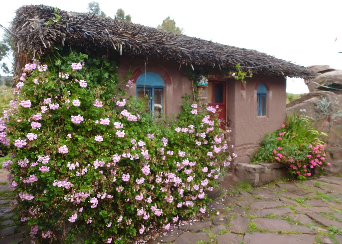 Housing on the Peninsula of Llachon