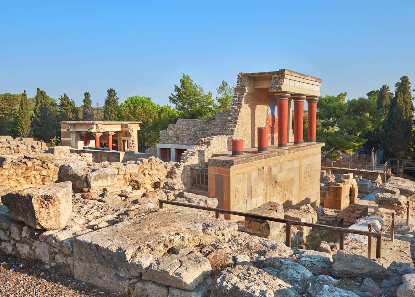 knossos palace tour guide