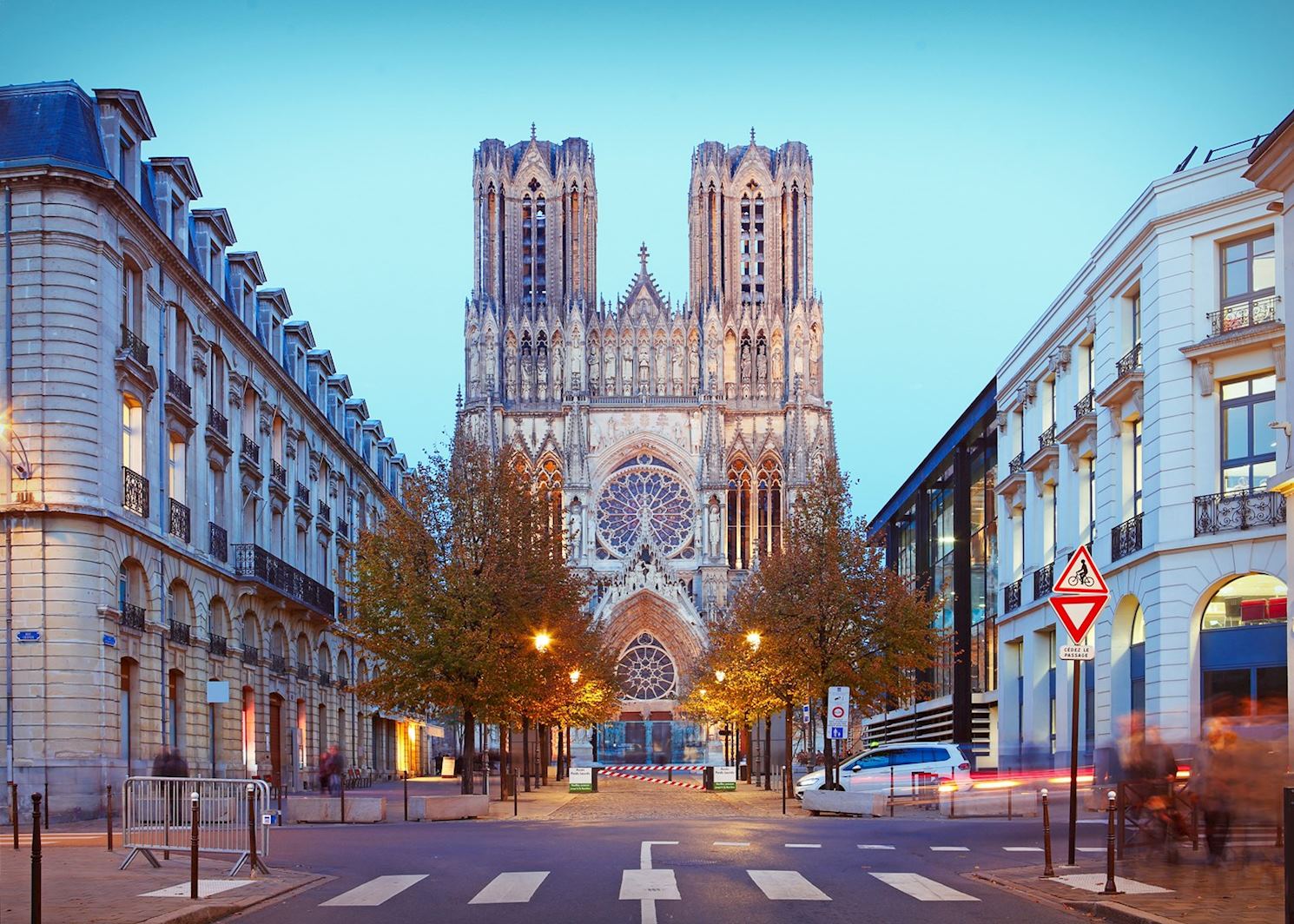 travel from disneyland to reims
