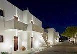 Santa Maria Village and Luxury Suites, Adamantas