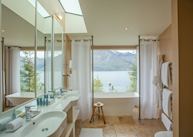 Deluxe suite bathroom, Rosewood Matakauri