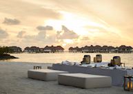Beachside dining at COMO Maalifushi