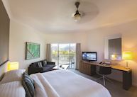 Superior City View Guest Room, Shangri-La at the Marina