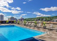 Le Cantlie Suites rooftop pool, Montréal