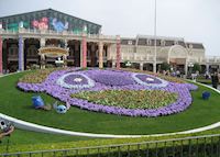 Entrance to Tokyo Disneyland Entrance to Tokyo Disneyland