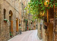 Alley in old town, San Gimignano, Tuscany Alley in old town, San Gimignano, Tuscany