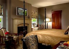 An Estate guest room, Hotel Viking, Newport