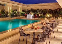 The pool and patio at Hotel Estelar, Yopal