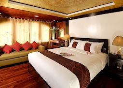 Double cabin on board the Valentine premium, Halong Bay