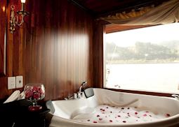 Bathroom on board the Valentine Premium