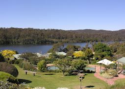 Luxury Lakeside Apartments, Gipsy Point