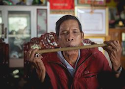 War veteran playing bamboo instruments in Bho Hoong
