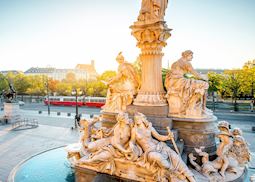 Athena statue in front of Austrian Parliament