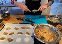 Molding gingerbread lebkuchen