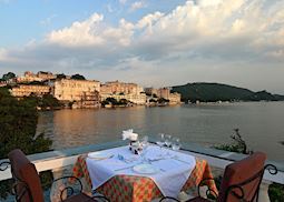 Outdoor dining, Amet Haveli