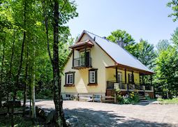 Chalet exterior, Natur'Eau Spa and Chalets, Mandeville
