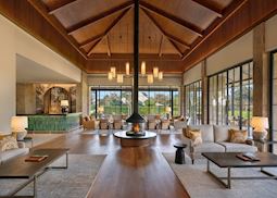 The elegant lounge at The Oberoi Vindhyavilas