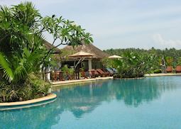 Pool and restaurant, Vivanta by Taj - Kovalam