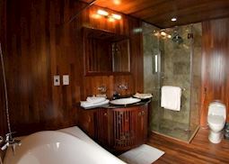 Ensuite Bathroom on the Valentine