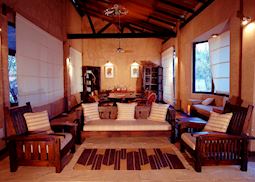 The bar at Kings Lodge, Bandhavgarh