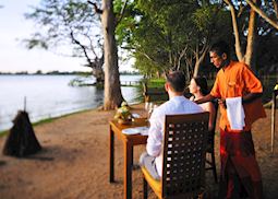 Dinner on the lake, Cinnamon Lodge, Habarana