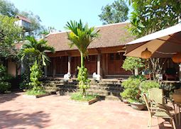 Frangipani Ancient House, Moon Garden Homestay