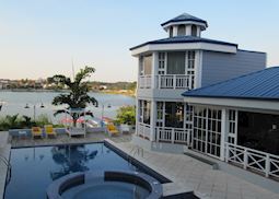 Casona del Lago, Flores