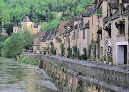 Medieval homes on the Dordogne River, La Roque-Gageac, Dordogne
