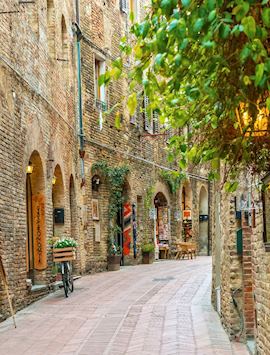 Alley in old town, San Gimignano, Tuscany