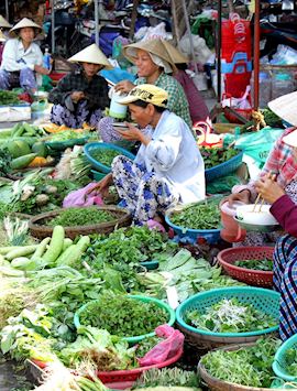 Morning vegetable market in Hoi An