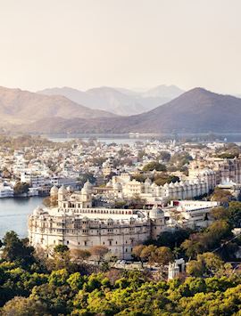 Lake Pichola with City Palace view in Udaipur, Rajasthan, India