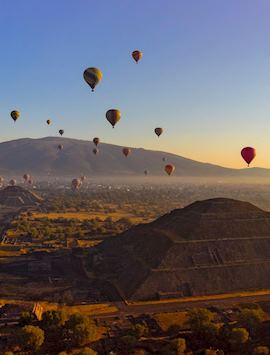 Hot air balloons over Teotihuacán