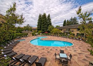 Swimming pool at the Napa Valley Marriott Hotel Swimming pool at the Napa Valley Marriott Hotel
