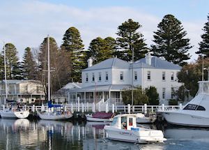 Oscars Waterfront Boutique Hotel