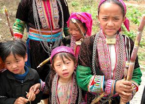 Curious children in Ha Giang Curious children in Ha Giang
