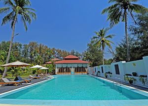 Swimming pool at the Thande Beach Hotel