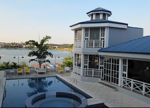 Casona del Lago, Flores