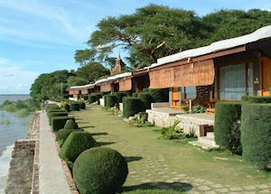Deluxe Riverview room, Thande Bungalows, Bagan