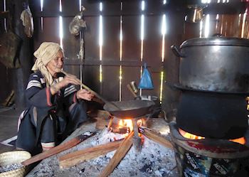 Preparing corn for a Lahu ceremony, Ban Jabo