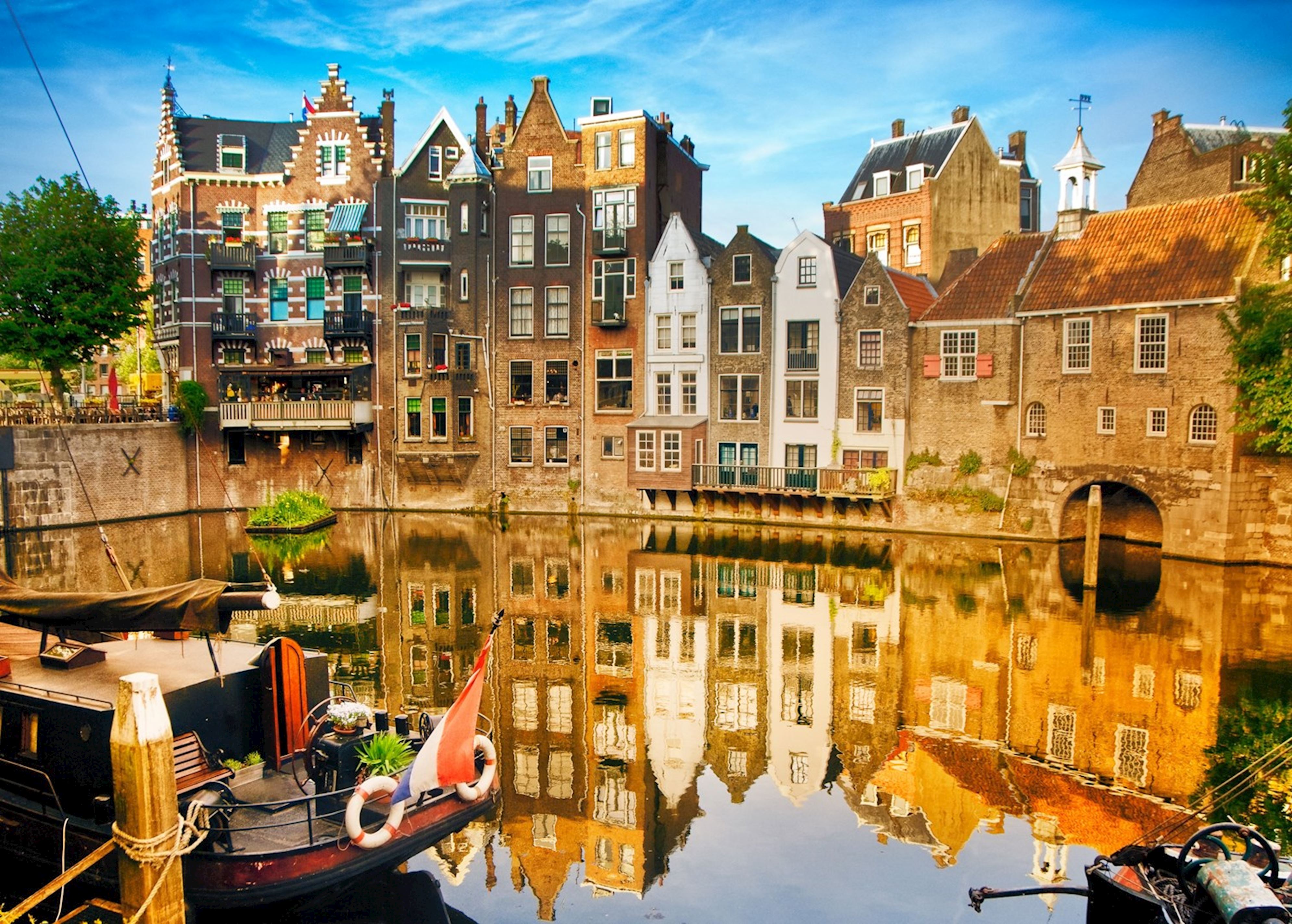 Historisch Delfshaven in Amsterdam met grachtenpanden en water
